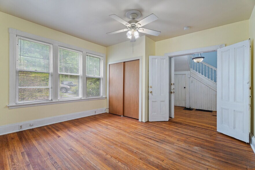 Building Photo - 402 University Ave