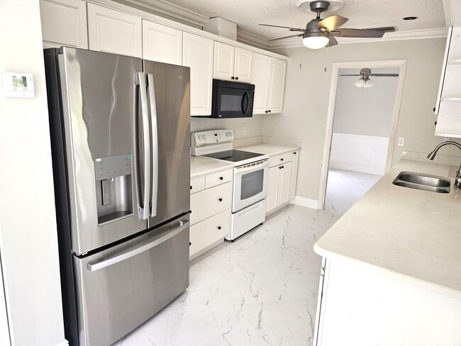 Building Photo - 4045 Birchwood Dr