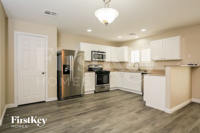 Building Photo - 8288 Vanity Fair Ln