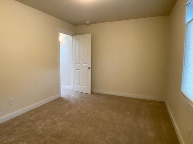 Building Photo - Three bed home with Den/Office in beautifu...