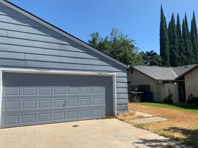 Building Photo - 2 WEEKS FREE RENT - Spacious duplex