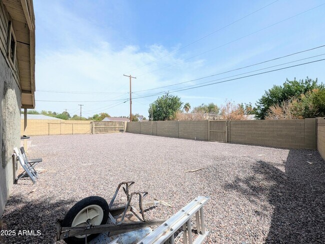 Building Photo - 2443 E Earll Dr