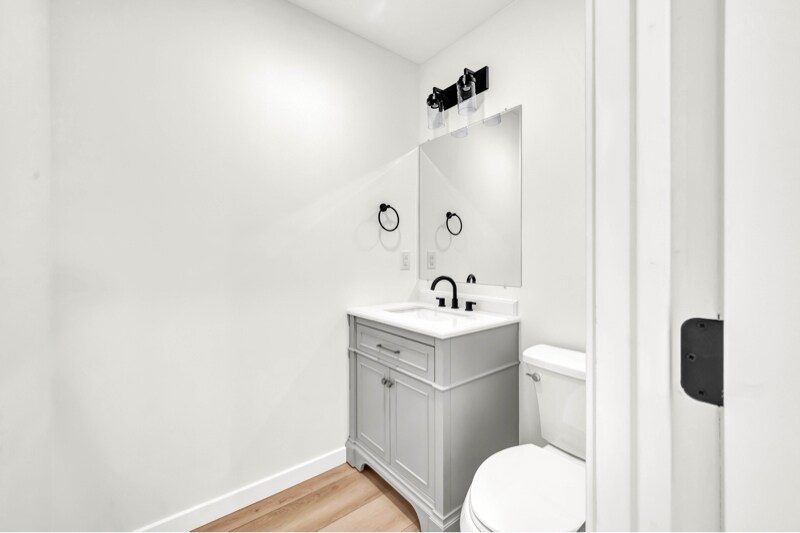 Building Photo - 670 E Main St