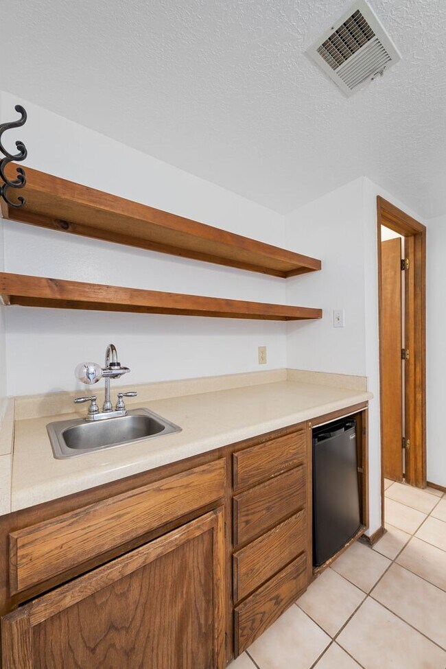 Building Photo - NEW MOVE-IN SPECIAL! Snug Hillside Ave. Ap...