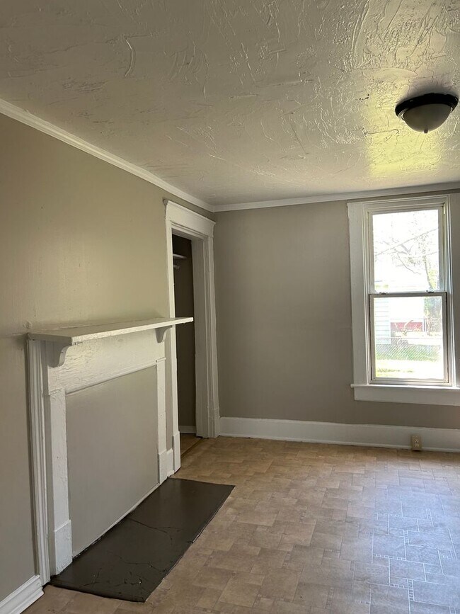Building Photo - Modern Home in Central Location