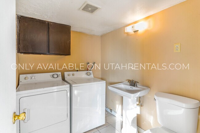 Building Photo - 228 W Foxbridge Dr