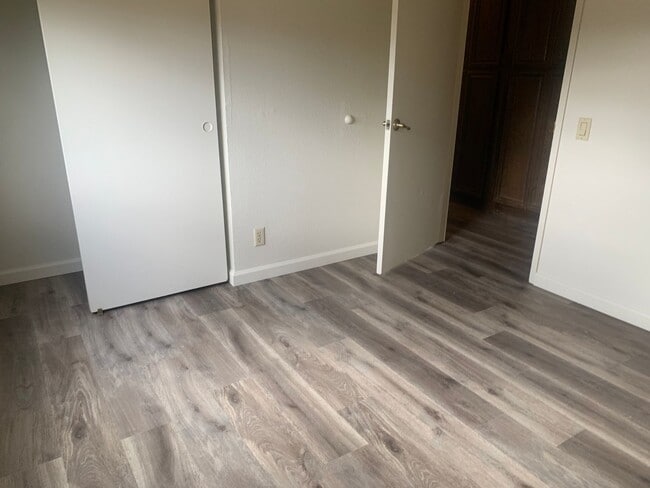 Building Photo - Large one story 4 bedroom home in Orangevale