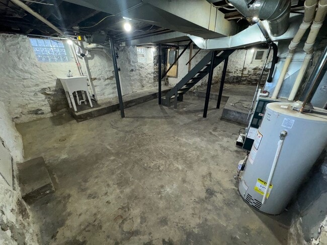 Building Photo - Spacious 4-Bed 2-Bath House!!