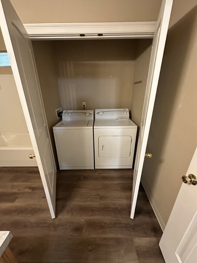 Building Photo - Upper Level 2 Bed 2 bath Apartment