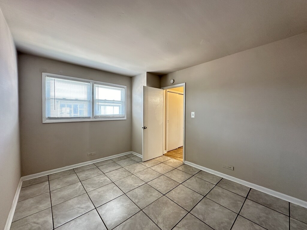 Building Photo - 9610 Ivanhoe Ave