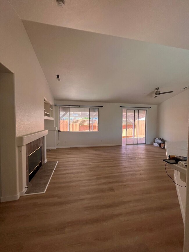 Building Photo - 2065 Banjo Dr