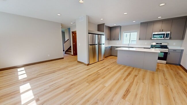 Building Photo - 6 bed 2 bath top unit !