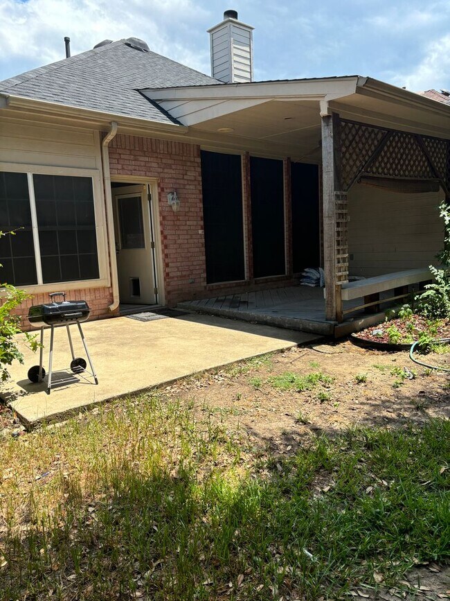 Building Photo - Keller ISD, 3/2/2 in established neighborhood