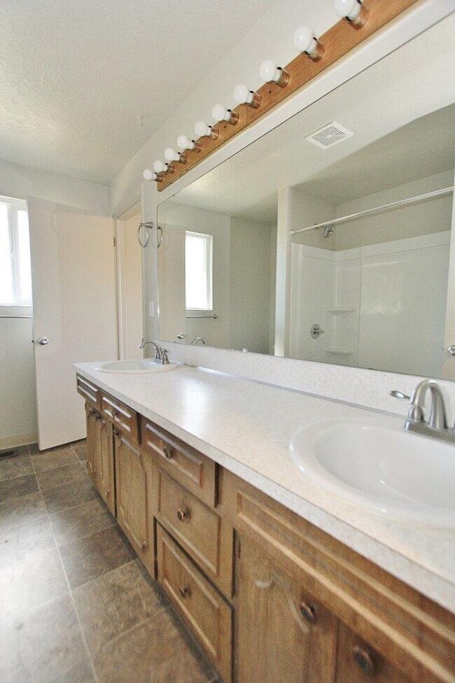 Building Photo - Spacious Home in Quiet Neighborhood