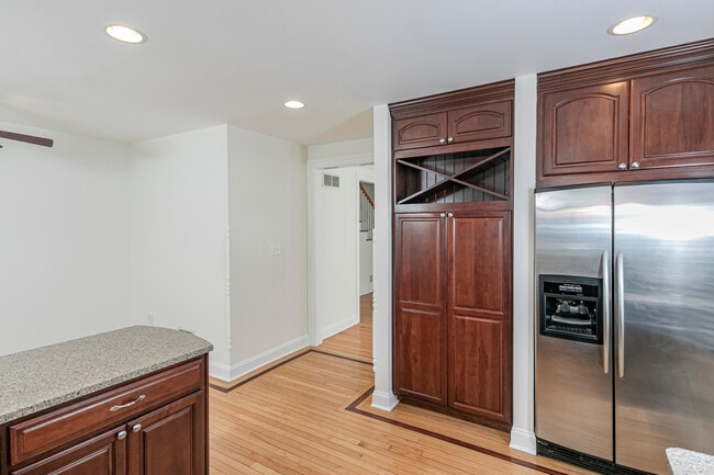 Building Photo - 35 Maple St