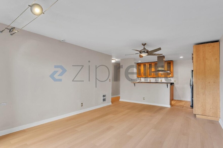 Building Photo - 955 Shorepoint Ct