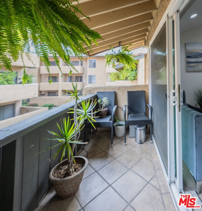 Building Photo - 15425 Sherman Way