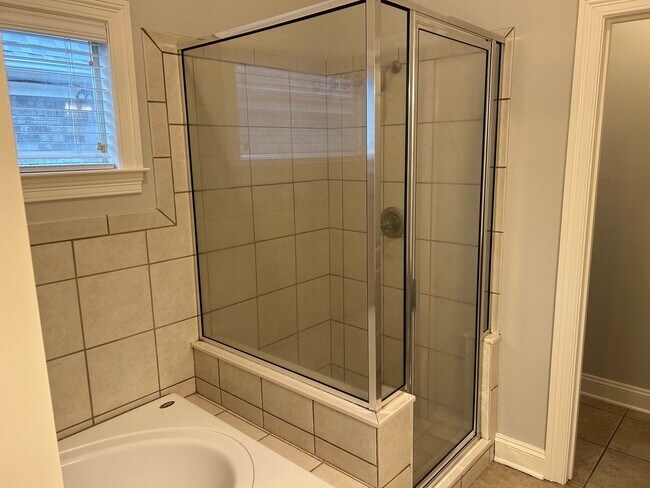 Building Photo - 3069 Roseleigh Dr