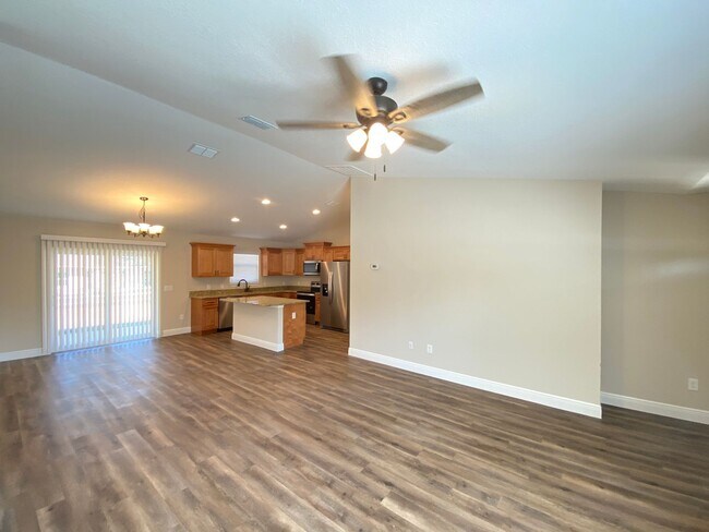Building Photo - Custom Home - Desirable SE Ocala Neighborhood 3/2/2 **Available Soon**