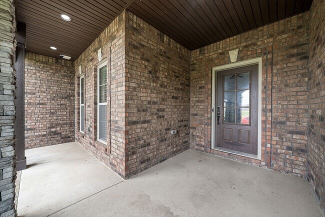 Building Photo - 4 Bedroom Pet Friendly Home For Rent!