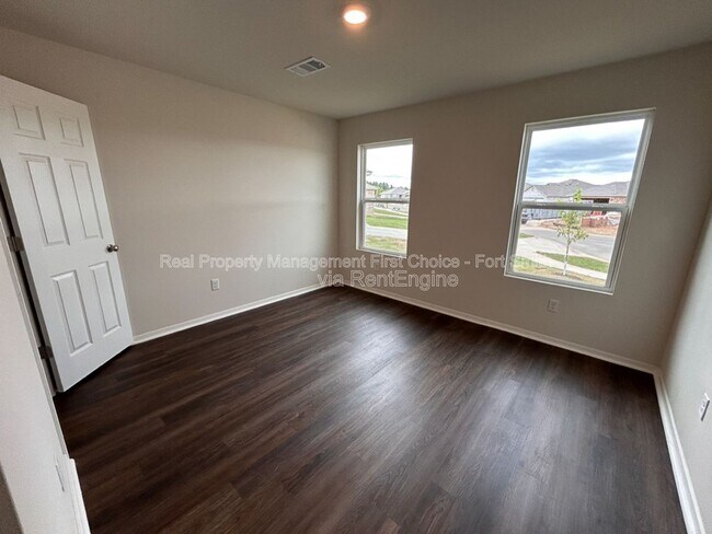 Building Photo - 10640 Cedar Wy