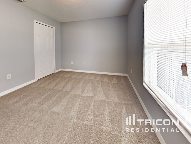 Building Photo - 2304 Roanoke Springs Dr