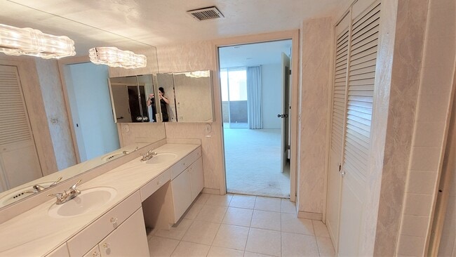 Building Photo - 2420 Torrey Pines Rd