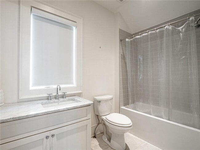 Building Photo - 405 9th St NE