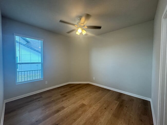 Building Photo - Stunning 3x2 Luxury Duplex in Buda, TX!