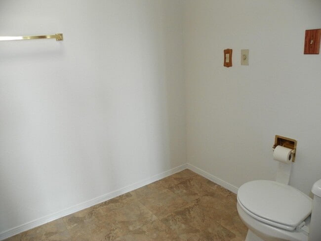 Building Photo - 839 Country Club Dr SE