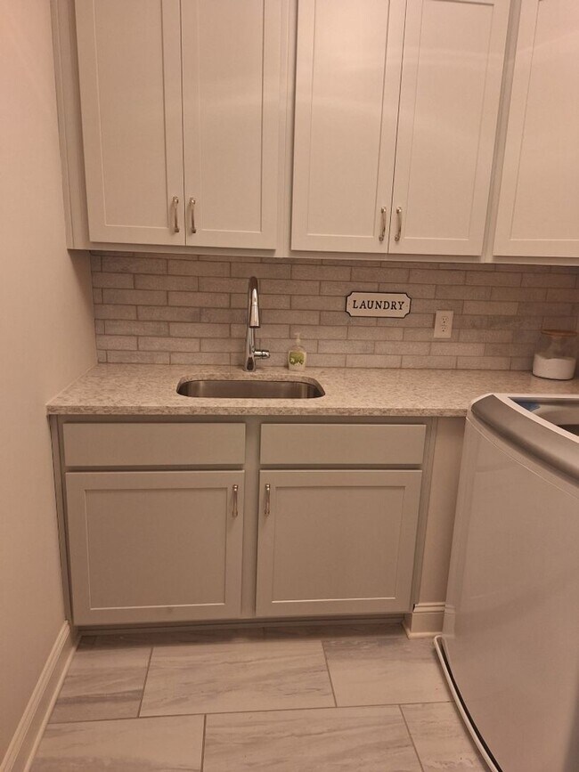 Building Photo - Beautify Brick 3 yr old Build in West Knoxville. No pets.
