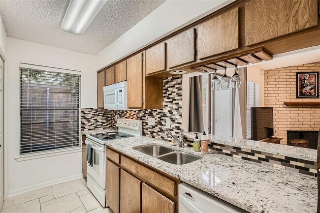 Building Photo - 3815 Menchaca Rd
