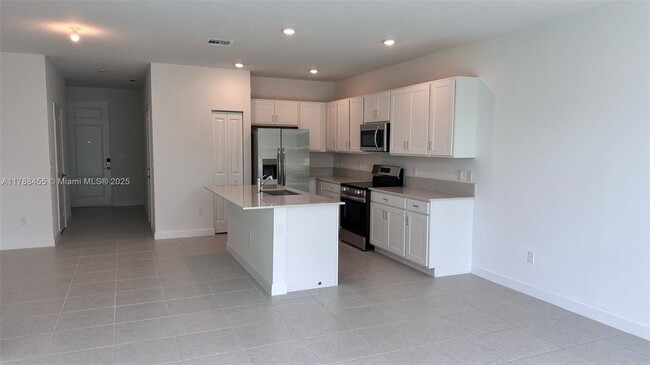 Building Photo - 4612 Hollister Ave