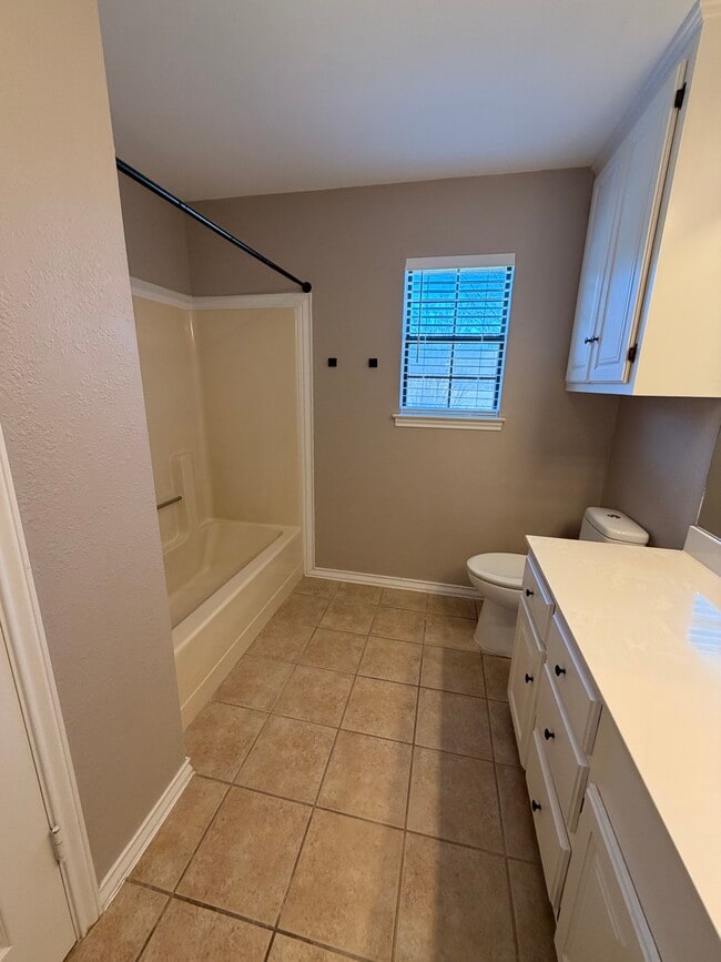 Building Photo - 111 Crestview St