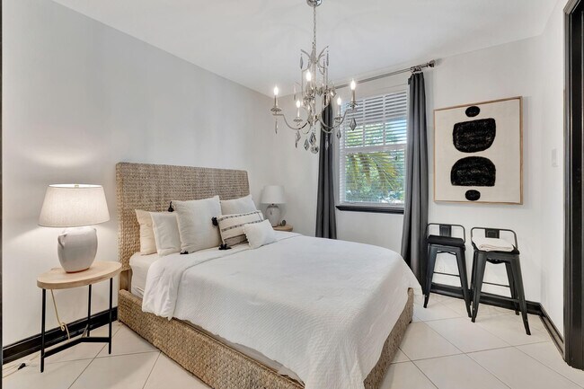 Building Photo - 2309 NE 9th Ave