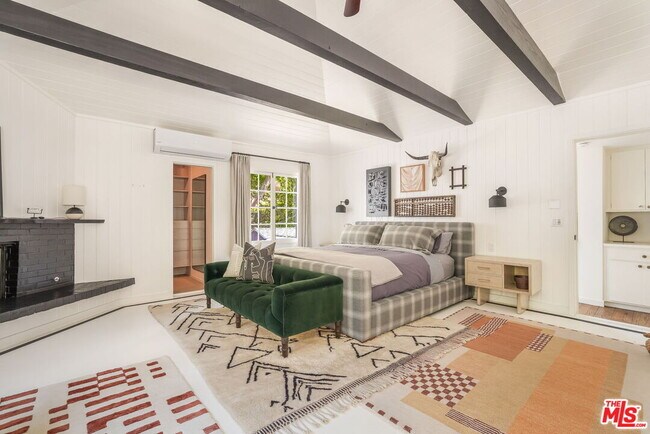 Building Photo - 2015 Nichols Canyon Rd