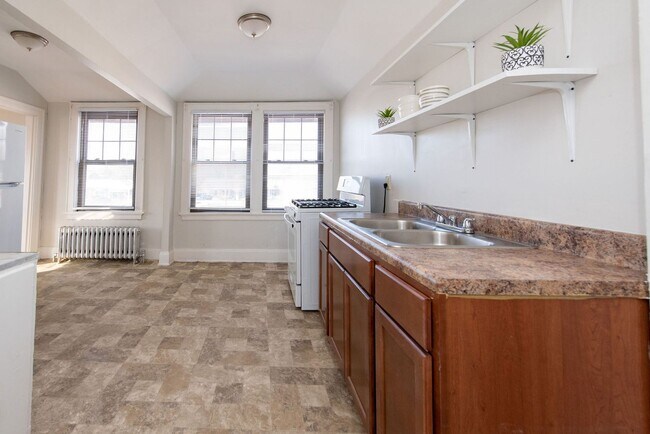 Building Photo - Beautifully updated Tudor style duplex. Up...