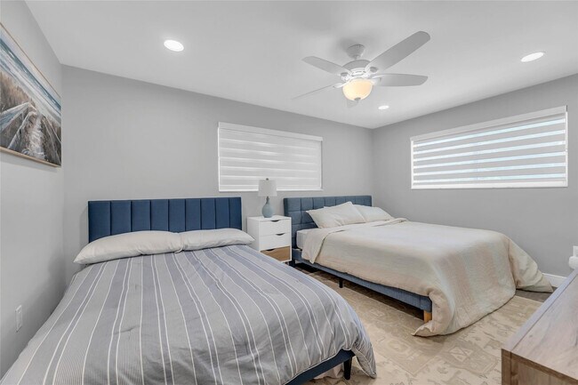 Building Photo - 2005 N Riverside Dr