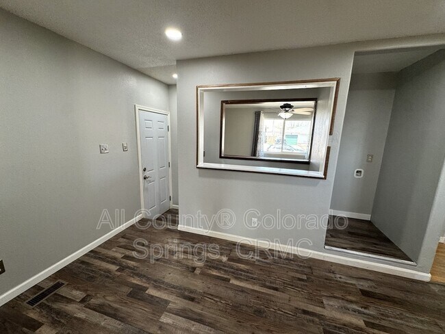 Building Photo - 2510 Ivanhoe Dr