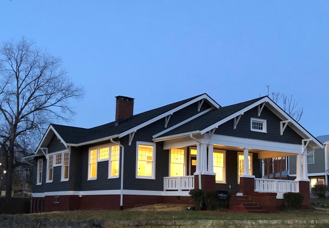 Building Photo - Historic Downtown Hendersonville! Beautifu...