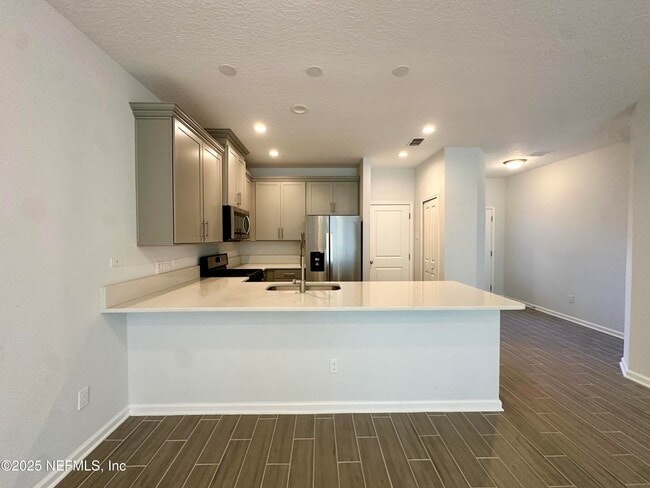 Building Photo - 215 Pine Bluff Dr