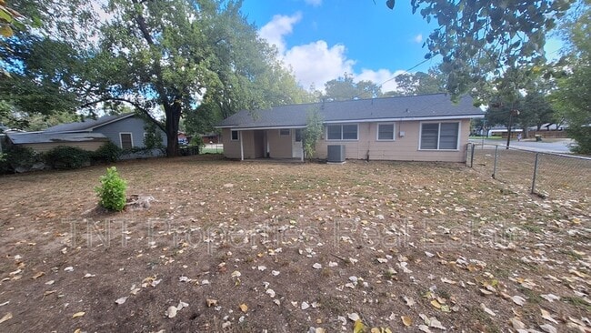 Building Photo - 1618 Willow Dr