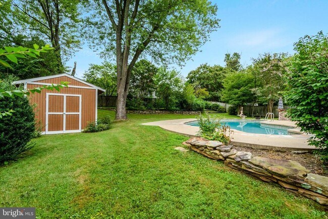 Building Photo - 4213 University Dr