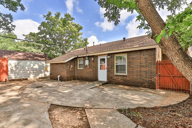 Building Photo - 2513 26th St