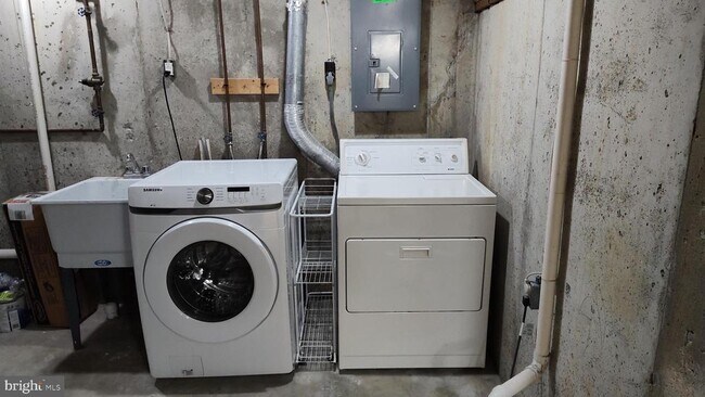 Building Photo - 442 Darby Ln