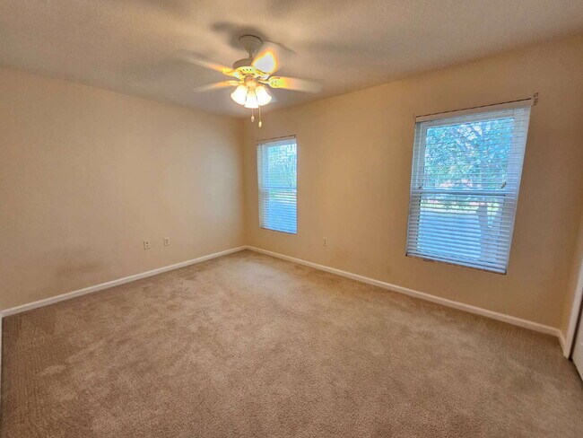 Building Photo - Large Melbourne Townhome