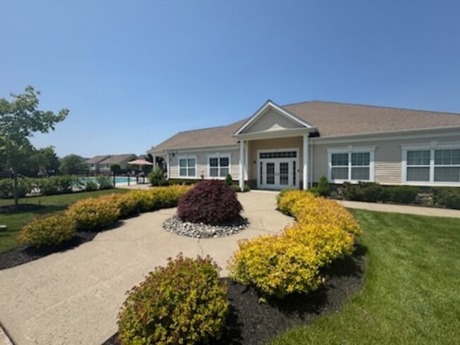 Building Photo - Spacious 3BR/2.5BA Townhome in Desirable B...