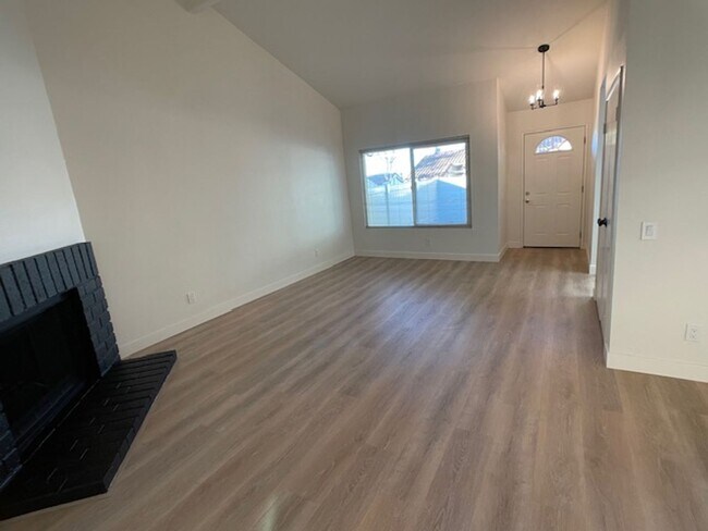 Building Photo - Thousand Oaks Totally Remodeled 3 Bed 2 Full Bath