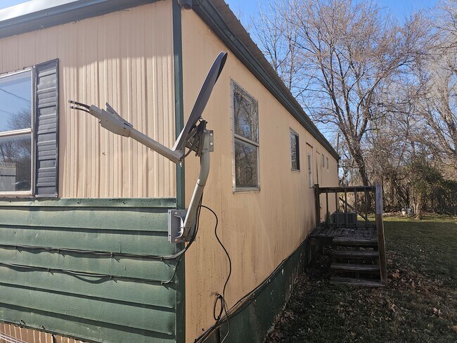 Building Photo - 3 bed 2 bath mobile home in quite community