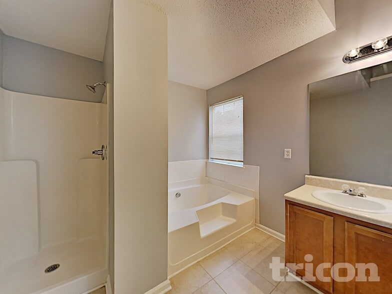 Building Photo - 161 Kentwood Springs Dr